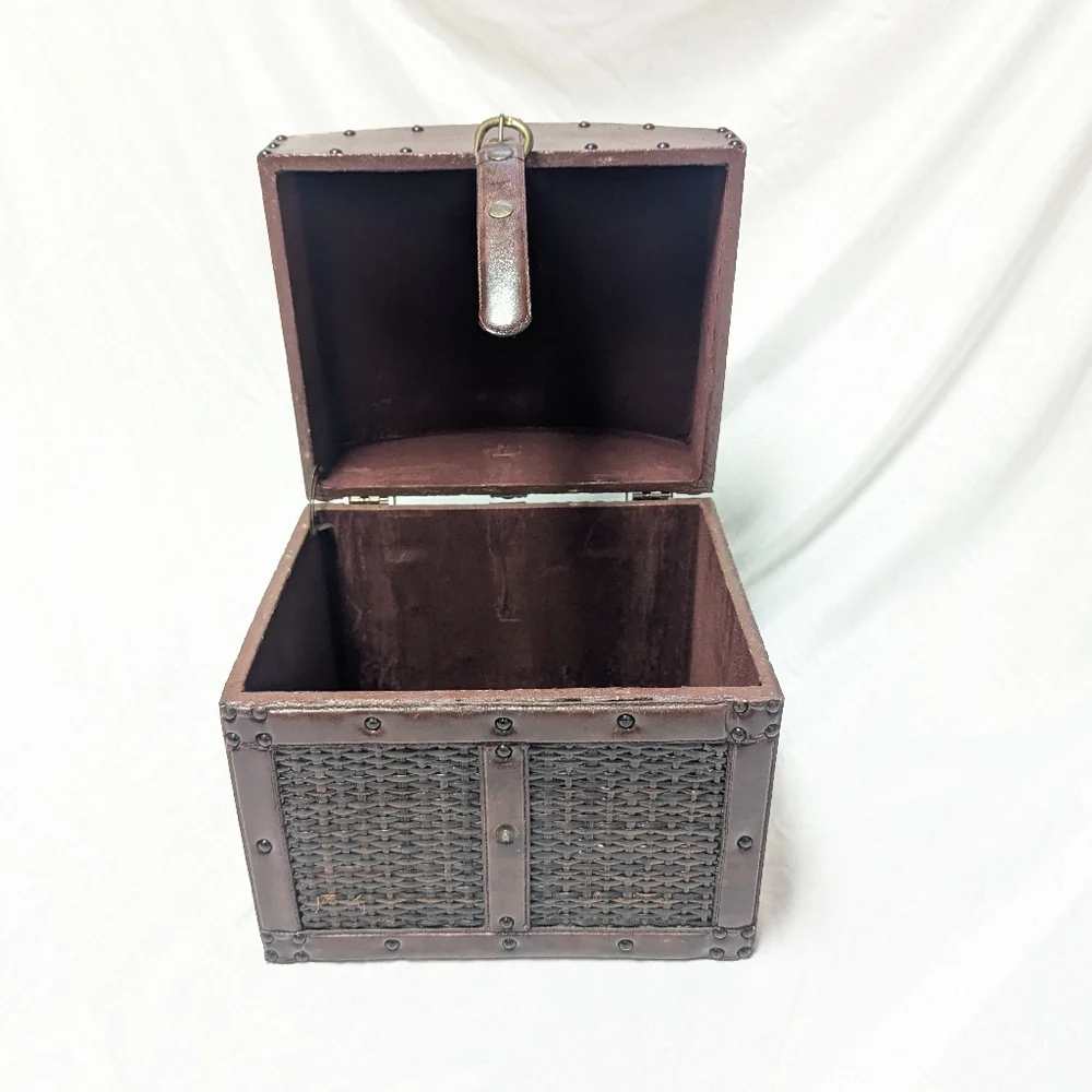 Vtg 80s Hinged Wicker Riveted Wooden Box Lg 13x10x12 Dome Lid Snap Closure READ